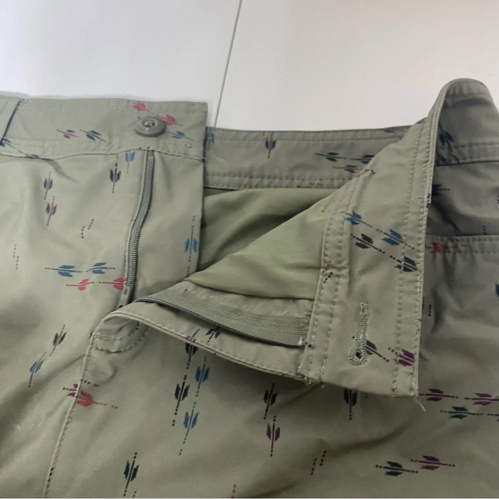 New EDDIE BAUER Womens Adventurer 2.0 Mini Skirt Skort Green Arrow Print Size 8